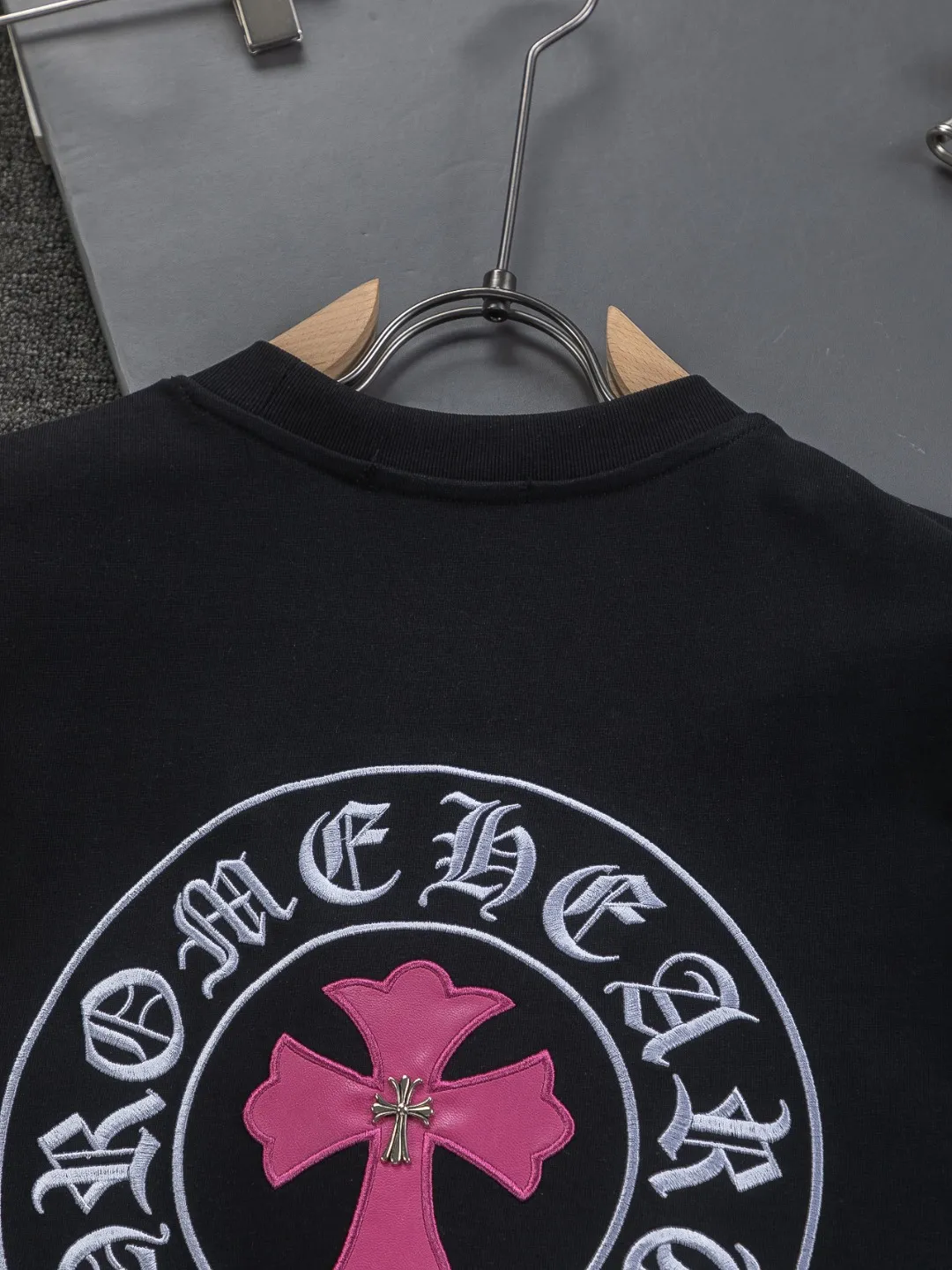 P170 Chrome Hearts CH Cross 26SS New product is hot at the same time💥 Early spring classic style Colorful double cross on the chest 🪡 Embroidery Large logo cross on the back Horseshoe and leather willow ding Sanskrit ✝️🪡 Embroidery Round neck short-sleeved T-shirt, a popular style, a style that both men and women like, the same style for men and women, 100% chance of turning heads when you wear it when you go out! It’s all about being handsome. The designer’s classic sense is precisely grasped. The whole piece of clothing is heavy. Industrial washing process. Ready-made garments are dyed + sprayed for a horse effect. The double-wash process is very recognizable. It uses heavy washing to make it distressed. The edges of the patch are slightly rolled and naturally distressed. It has a three-dimensional sense of layering and a little damage. It is very visually lethal. It adheres to Kroxin's consistent rough style. The chest and back are large, and the horseshoe flower printed patch pattern is embroidered and decorated. It is also decorated with silver metal engraved distressed buttons. The classic elements full of brand recognition instantly enhance the overall sense of grade and specification. Its texture is quite high-end! The overall feeling is high-end, simple and elegant, with silver hardware accessories, a full set of customized accessories, and the pattern of the entire dress is all decorated with patchwork three-dimensional embroidery technology, which is the finishing touch of the entire dress. The design on the back is even more eye-catching! ! This full back is so cool, it’s full of design, and the overall upper body style highlights fashion and individuality. Wearing it together as a couple is even more popular on the street. I recommend the early autumn sweatshirt! ! The fabric is a unique 320g 100% cotton, which is skin-friendly, breathable, warm to the touch, has a strong texture, and has smooth lines. It can be called a back killer, which has very strict requirements on craftsmanship and cost. The smooth neckline, flat cuffs and hems, the stitches are large and tight, tight and orderly, and the details are perfect. The consistent OS version can be worn alone or layered. It is very casual, but very iconic! It is simply the flagship of high-end trendy brands and must be included in your wardrobe. It has the American fashion spirit of freedom and individuality, and is highly recognizable and stylized! Color: Black White Size: S-XL Size chart: S: Shoulder width 50-Bust 56-Length 70 M: Shoulder width 52-Bust 57-Length 72 L: Shoulder width 54-Bust 59-Length 74 XL: Shoulder width 56-Bust 62-Length 76